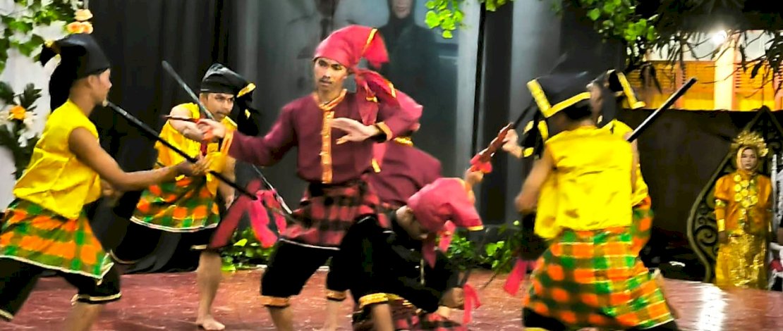 Penampilan para siswa SMA Negeri 1 Selayar pada Pagelaran Budaya, yang digelar Rabu malam, 8 Mei 2024.