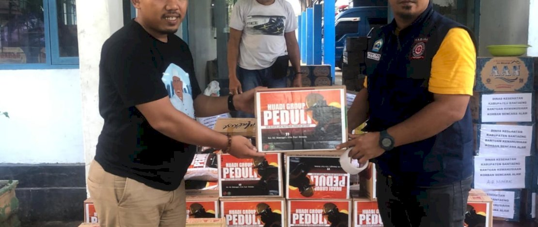 Perwakilan Huadi Group menyerahkan bantuan untuk korban banjir dan tanah longsor di Sulsel.