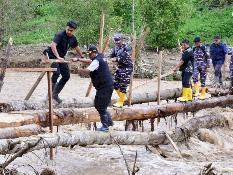 Ditemani Danlantamal VI, Pj Gubernur Sulsel Temui Warga Terdampak Banjir dan Longsor Luwu