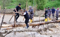 Ditemani Danlantamal VI, Pj Gubernur Sulsel Temui Warga Terdampak Banjir dan Longsor Luwu