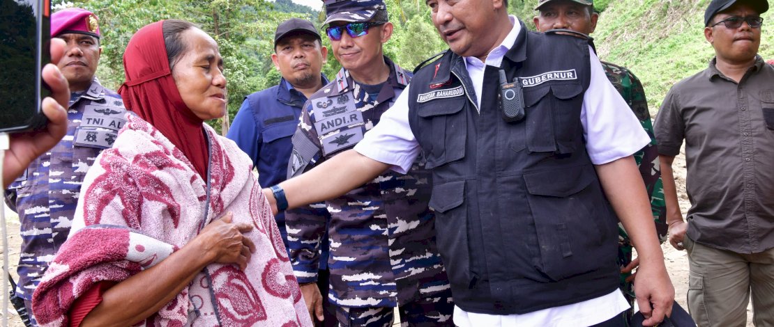 Penjabat Gubernur Sulsel Bahtiar Baharuddin bersama Danlantamal VI Brigjen TNI Andi Rahmat, menyalurkan santunan yang berhak diterima oleh ahli waris korban meninggal akibat banjir bandang, di Desa Kaili, Kecamatan Suli Barat, Kamis malam, 9 Mei 2024.
