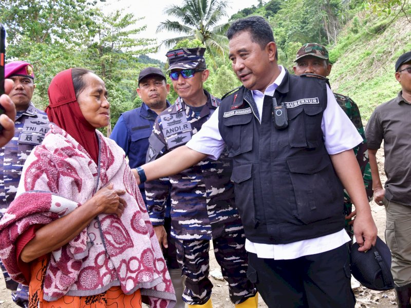 Pj Gubernur dan Danlantamal Salurkan Santunan untuk Keluarga Korban Banjir di Suli Barat