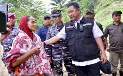 Pj Gubernur Sulsel Pastikan Kebutuhan Pangan Korban Bencana di Desa Kadundung Luwu Terpenuhi