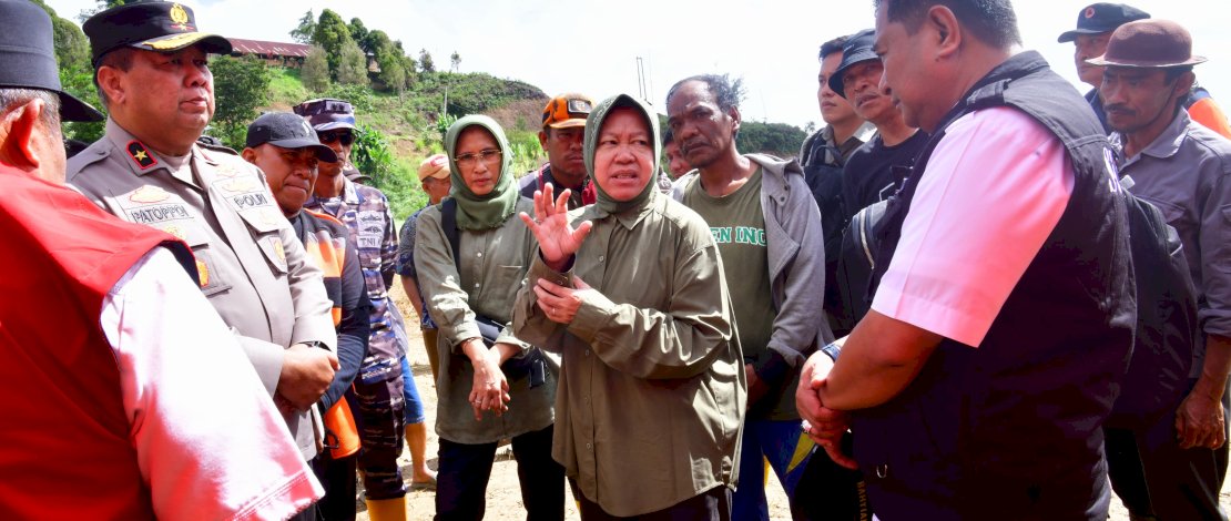 Mensos Tri Rismaharini didampingi Pj Gubernur Sulsel Bahtiar Baharuddin saat meninjau wilayah terdampak banjir dan longsor. Mensos Tri Rismaharini didampingi Pj Gubernur Sulsel Bahtiar Baharuddin saat meninjau wilayah terdampak banjir dan longsor.