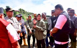 Tinjau Korban Banjir dan Longsor Sulsel, Mensos Risma Salurkan Santunan