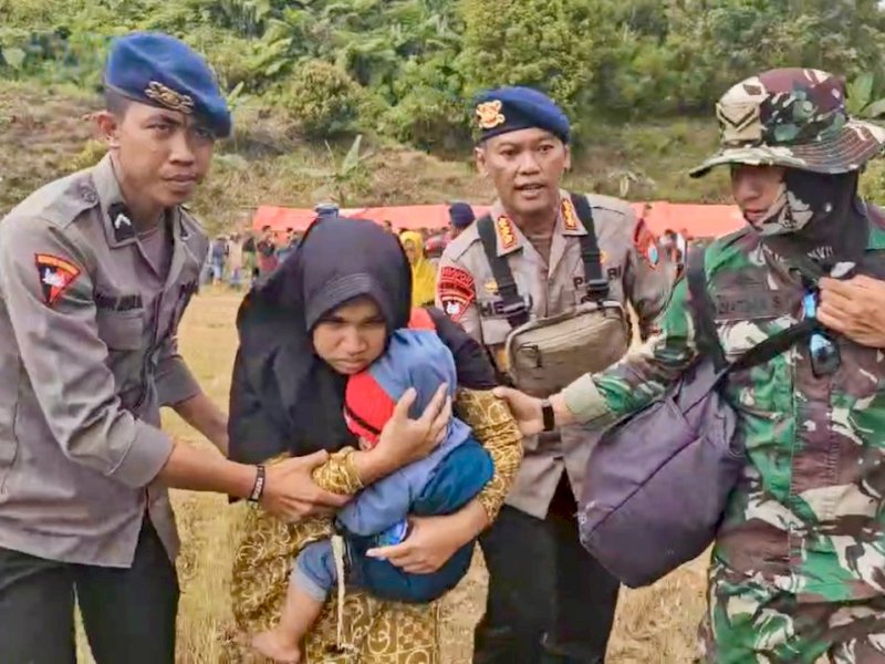 Rawan Longsor Susulan, Polda - TNI Evakuasi Warga Latimojong