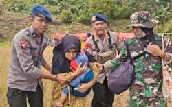 Rawan Longsor Susulan, Polda - TNI Evakuasi Warga Latimojong