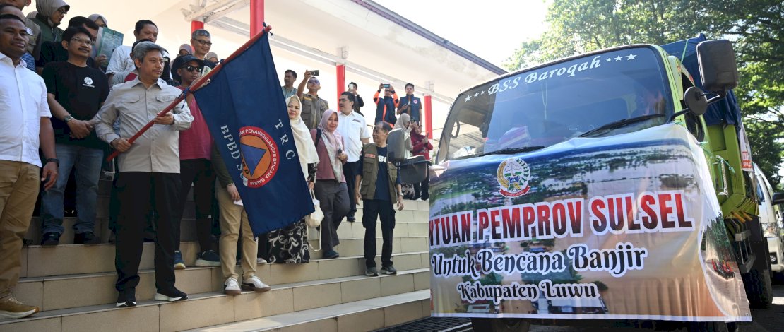 Penjabat Sekertaris Daerah Andi Muhammad Arsjad, melepas bantuan dari OPD Lingkup Pemprov Sulsel untuk warga terdampak bencana, di Lapangan Upacara Kantor Gubernur Sulsel, Jumat, 10 Mei 2024. Penjabat Sekertaris Daerah Andi Muhammad Arsjad, melepas bantuan dari OPD Lingkup Pemprov Sulsel untuk warga terdampak bencana, di Lapangan Upacara Kantor Gubernur Sulsel, Jumat, 10 Mei 2024.