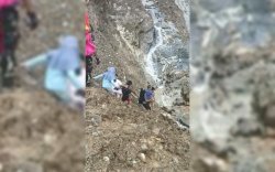 Tak Kunjung Dievakuasi, Warga Buntu Sarek Luwu Pilih Jalan Kaki 20 Km Terobos Bekas Longsor Tinggalkan Desa