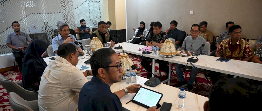 Penjabat Sekertaris Daerah Provinsi Sulawesi Selatan Andi Muhammad Arsjad membuka Rapat Teknis Pasca Bencana yang digelar di Toraja Room, Kantor Gubernur Sulsel, Jumat, 10 Mei 2024.