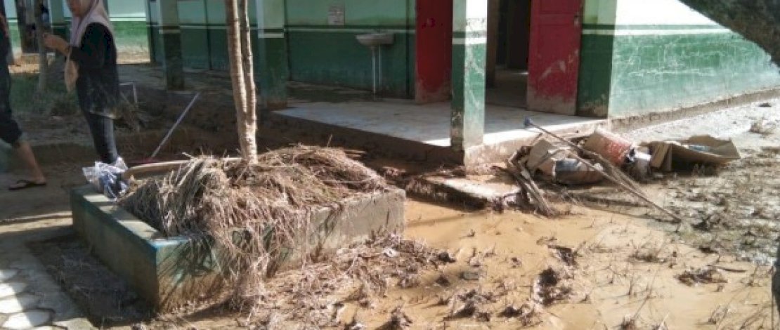 Kondisi SMA Negeri 14 Wajo usai bencana banjir menerjang daerah tersebut. Kondisi SMA Negeri 14 Wajo usai bencana banjir menerjang daerah tersebut.