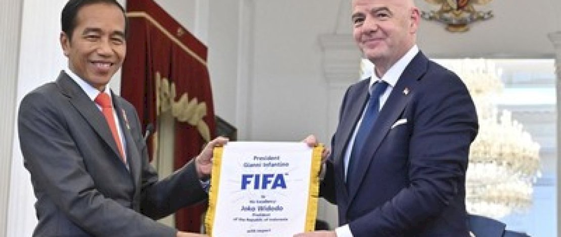 Presiden FIFA Pamer Foto Bareng Jokowi, Ada Apa? Presiden FIFA Pamer Foto Bareng Jokowi, Ada Apa?