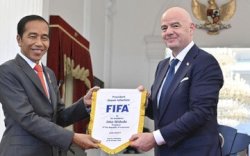 Presiden FIFA Pamer Foto Bareng Jokowi, Ada Apa? 
