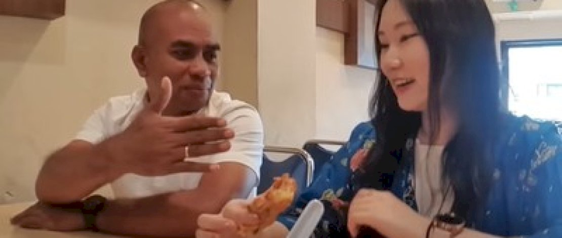 Momen Om Albert saat mengajak YouTuber Korea ke Hotelnya.