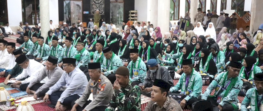 Sekretaris Daerah Kabupaten Kepulauan Selayar, Mesdiyono, melepas Jemaah Calon Haji (JCH) Selayar menuju Asrama Haji Sudiang Makassar. Pelepasan JCH ini berlangsung di Mesjid Agung Al-Umaraini Benteng, usai salat subuh berjamaah, Sabtu, 11 Mei 2024.