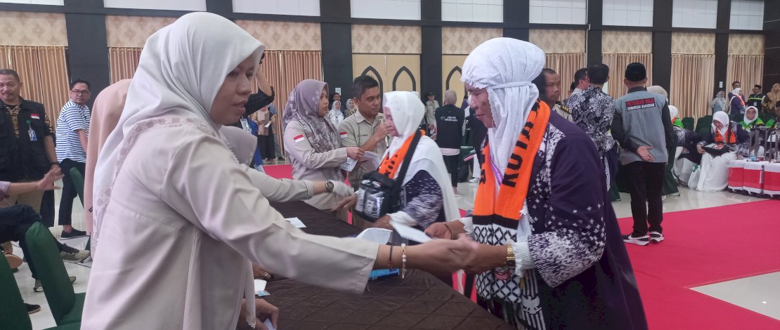Jemaah Haji Kloter I Embarkasi Makassar mendapatkan Living Cost sebesar 750 Real.
