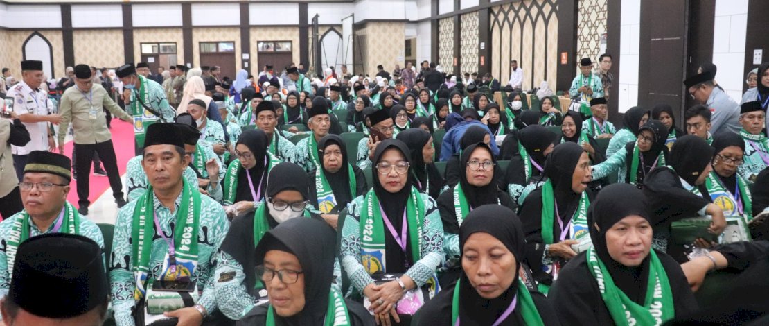 Jemaah Calon Haji Kepulauan Selayar yang berjumlah 118 orang tiba di Asrama Haji Sudiang Makassar, Sulawesi Selatan, Sabtu malam, 11 Mei 2024.