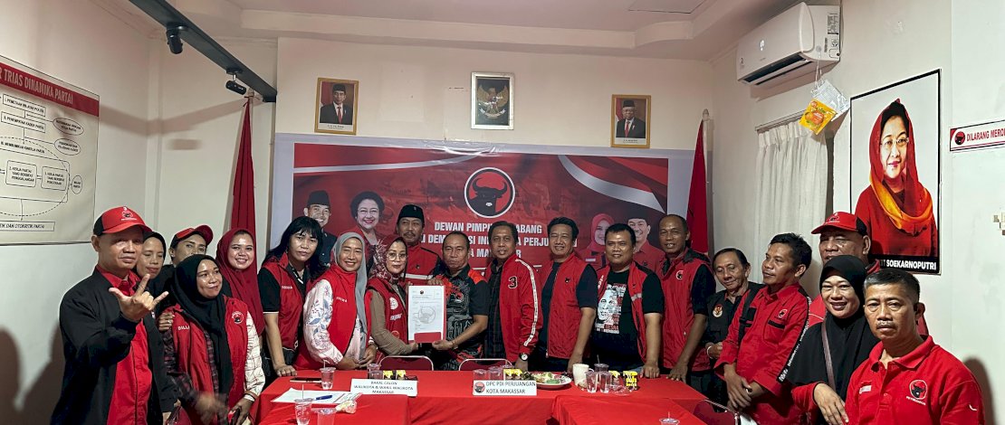 Kader PDIP Makassar mengambil formulir pendaftaran untuk Dury Pieter Goni di Kantor DPC PDIP Makassar.(IST)