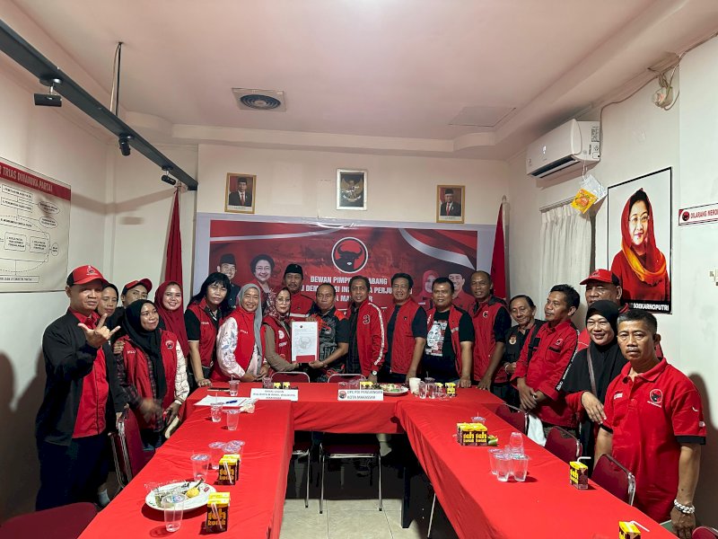 Kader PDIP Makassar Beri Kejutan ke RPG, Hadiahkan Formulir Pendaftaran Cakada