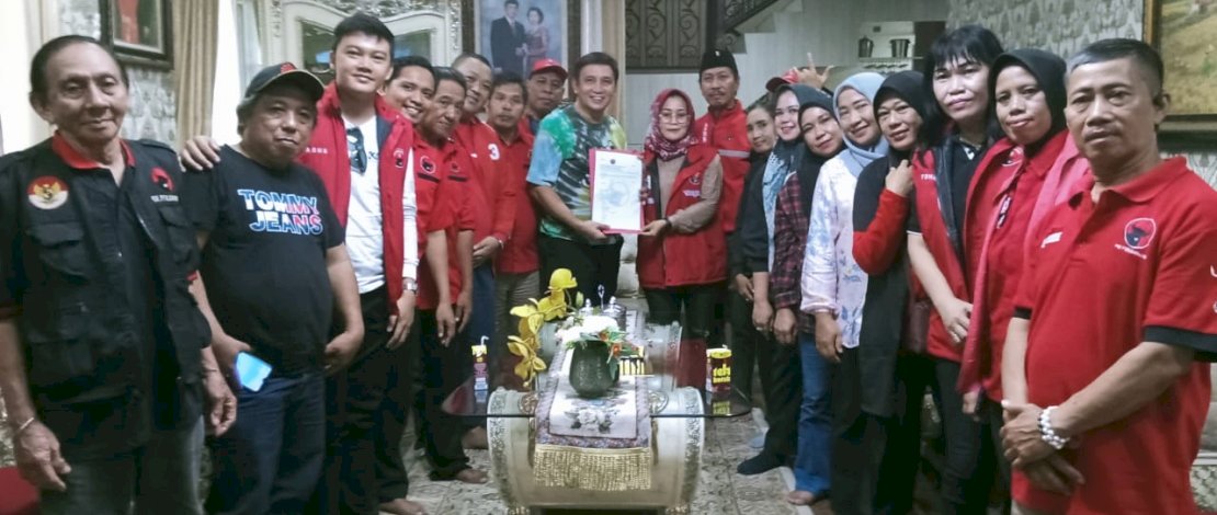 Sejumlah kader PDIP Makassar memberikan kado spesial kepada Sekretaris PDIP Sulsel Rudy Pieter Goni.(IST) Sejumlah kader PDIP Makassar memberikan kado spesial kepada Sekretaris PDIP Sulsel Rudy Pieter Goni.(IST)