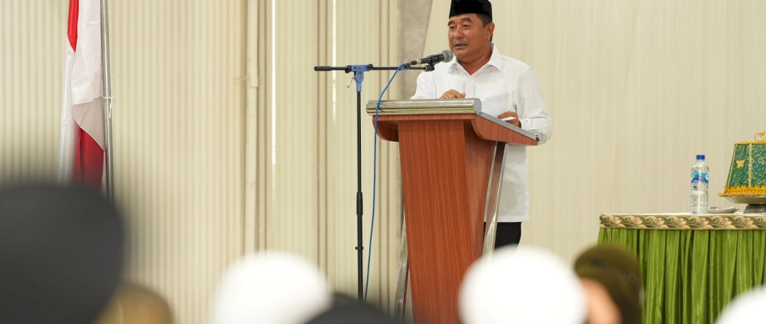 Penjabat Gubernur Sulawesi Selatan, Bahtiar Baharuddin, resmi melepas Calon Jemaah Haji (CJH) Kloter pertama Embarkasi Makassar pada hari Minggu, 12 Mei 2024. 