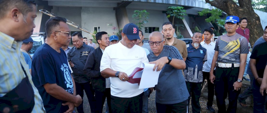 Pj Gubernur Sulsel Bahtiar Baharuddin kembali meninjau lahan lokasi pembangunan Stadion Sudiang, di Biringkanaya, Kota Makassar, Minggu, 12 Mei 2024.