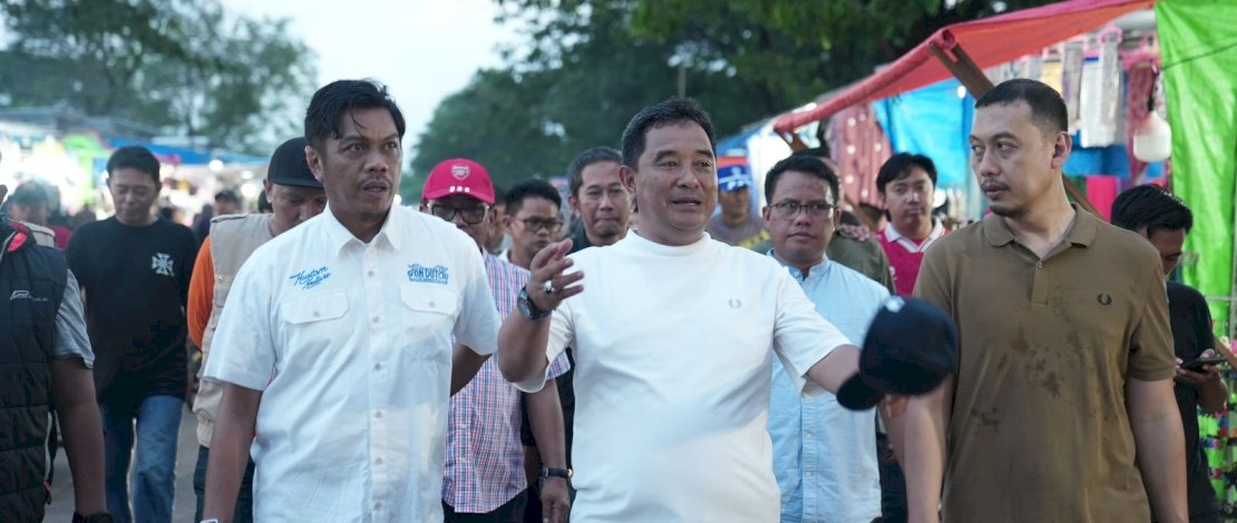 Pj Sekda Kota Makassar, Firman Hamid Pagarra, mendampingi langsung PJ Gubernur Sulsel, Bahtiar Baharuddin meninjau lahan kawasan pembangunan stadion baru, di GOR Sudiang, Minggu, 12 Mei 2024. 