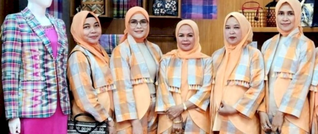 Dekranasda Kabupaten Gowa turut memamerkan produk unggulannya yakni tenun sutera Cura' Labba dalam pameran kerajinan International Handicraft Trade Fair (Inacraft) 2024.