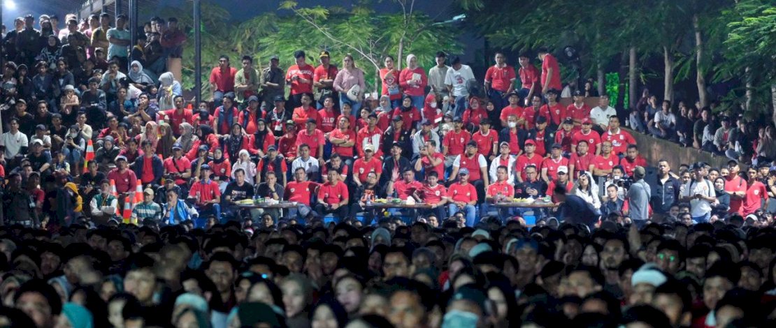 Ribuan penonton tampak memadati RTH Syekh Yusuf Discovery yang digunakan sebagai lokasi Nonton Bareng (Nobar) Semifinal Piala Asia U-23 antara Indonesia melawan Uzbekistan pada Senin (29/4) malam.