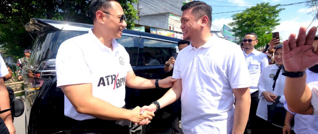 Bupati Gowa, Adnan Purichta Ichsan mendampingi Menteri Agraria dan Tata Ruang/Badan Pertanahan Nasional (ATR BPN) Republik Indonesia, Agus Harimurti Yudhoyono (AHY) menyerahkan 50 sertipikat tanah, di Kelurahan Romang Polong. Bupati Gowa, Adnan Purichta Ichsan mendampingi Menteri Agraria dan Tata Ruang/Badan Pertanahan Nasional (ATR BPN) Republik Indonesia, Agus Harimurti Yudhoyono (AHY) menyerahkan 50 sertipikat tanah, di Kelurahan Romang Polong.