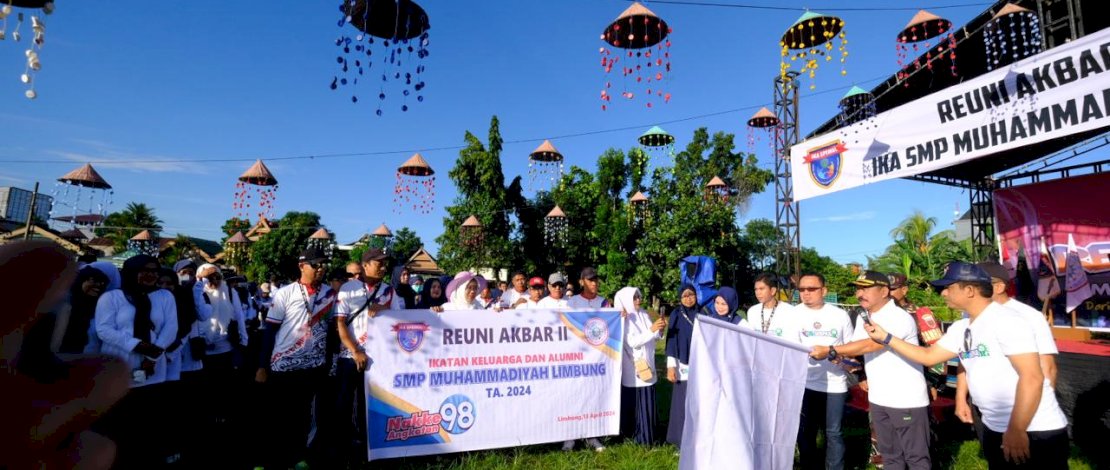 Wakil Bupati Gowa, Abdul Rauf Malaganni didampingi Pj Sekretaris Daerah Kabupaten Gowa, Abdul Karim Dania melepas secara langsung ratusan peserta jalan santai Ikatan Alumni SMP Muhammadiyah Limbung.
