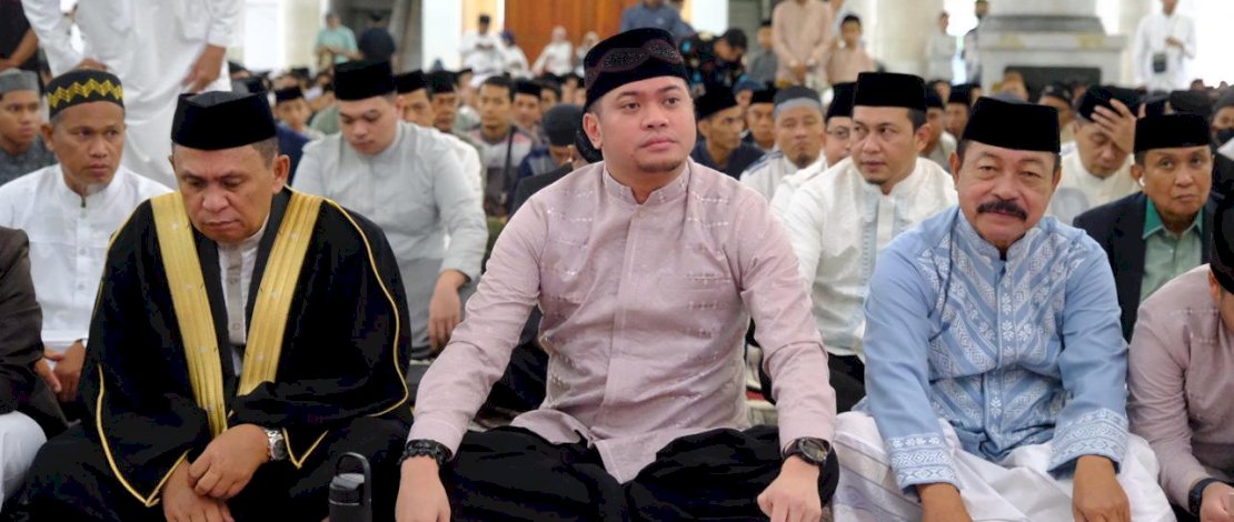 Bupati Gowa, Adnan Purichta, melaksanakan Shalat Idul Fitri 1445H di Masjid Agung Syekh Yusuf, Rabu, 10 April 2024.