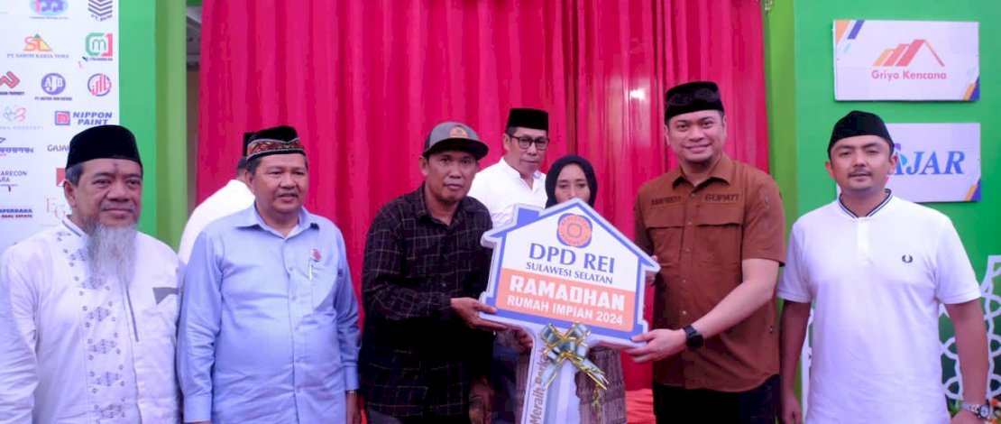 Bupati Gowa, Adnan Purichta Ichsan menyerahkan bantuan rumah secara simbolis kepada Halid Dg. Lewa yang kesehariannya bekerja sebagai petani.
