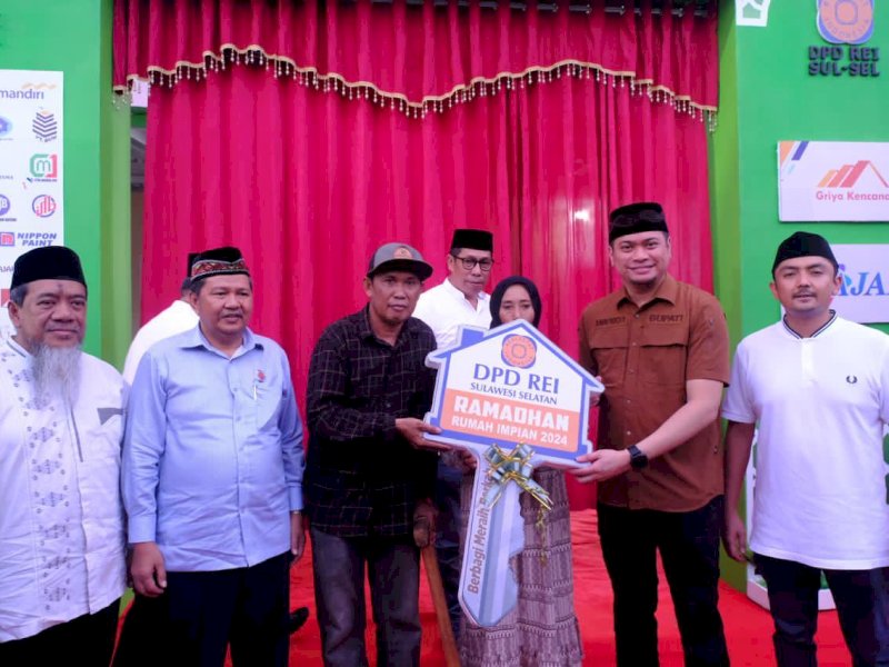Bupati Adnan Serahkan Rumah Gratis Bagi Warga Kurang Mampu