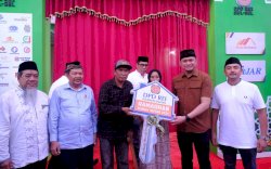 Bupati Adnan Serahkan Rumah Gratis Bagi Warga Kurang Mampu