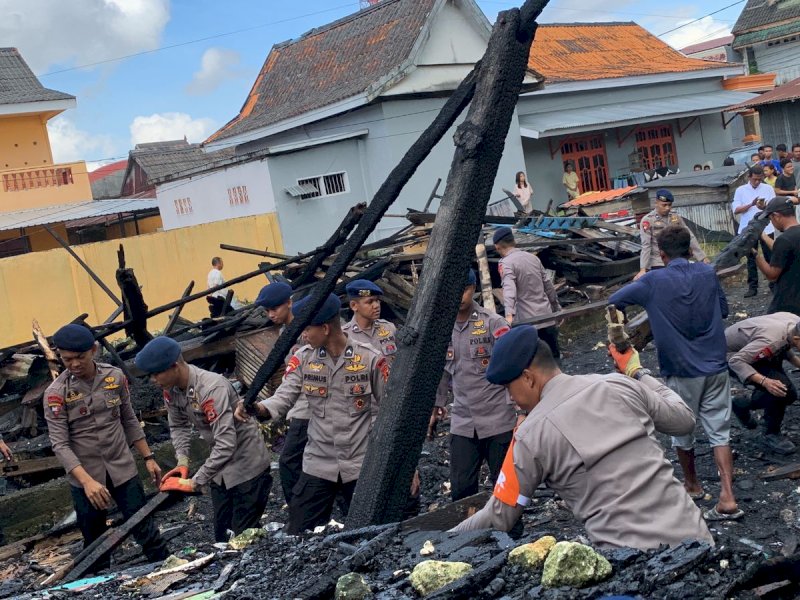 SAR Brimob Bone Bantu Korban Kebakaran Bajoe