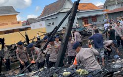 SAR Brimob Bone Bantu Korban Kebakaran Bajoe