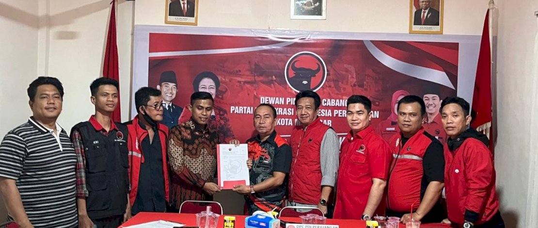 Liason Officer (LO) Andi Seto Gandhista Asapa, Muh Awaluddin mengambil formulir pendaftaran cakada di DPC PDIP Makassar. (IST) 