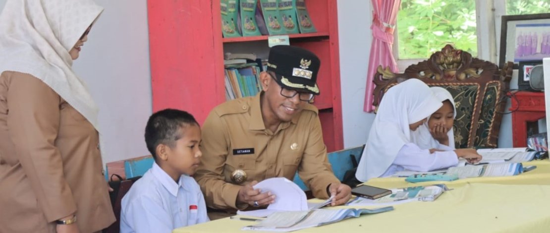 Penjabat Bupati Takalar, Setiawan Aswad, bertindak sebagai Pembina Upacara di SMKN 6 Takalar, di Desa Massamaturu, Kecamatan Polongbangkeng Utara.