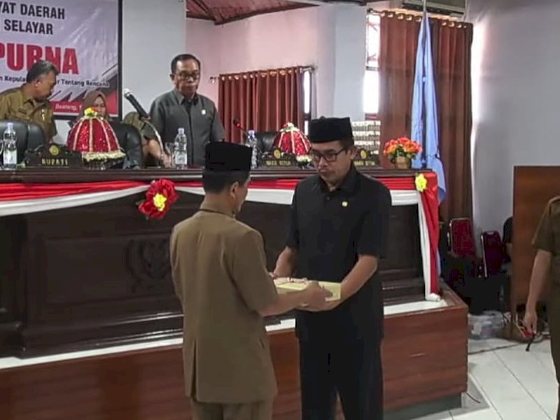 Wabup Saiful Arif Serahkan Ranperda Perlindungan dan Pengelolaan Lingkungan Hidup di Paripurna DPRD 