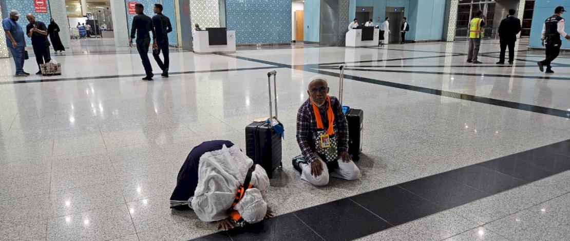 Dua jemaah haji asal Makassar sujud syukur saat tiba di Bandara AMAA, Madinah, Arab Saudi. (Kemenag Sulsel) Dua jemaah haji asal Makassar sujud syukur saat tiba di Bandara AMAA, Madinah, Arab Saudi. (Kemenag Sulsel)