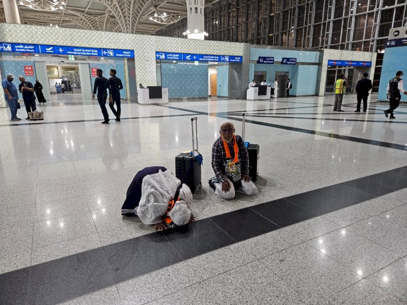 Sujud Syukur, Reaksi Jemaah Haji Kloter I Embarkasi Makassar Tiba di Madinah