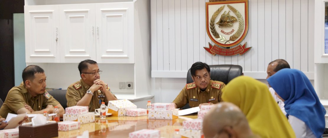 Penjabat Sekda Kota Makassar, Firman Hamid Pagarra, memimpin Rapat Koordinasi (Rakor) bersama Kepala Cabang BPJS Kesehatan Kota Makassar, Muhammad Aras, di Ruang Rapat Sekda, Balaikota, Senin, 13 Mei 2024. Penjabat Sekda Kota Makassar, Firman Hamid Pagarra, memimpin Rapat Koordinasi (Rakor) bersama Kepala Cabang BPJS Kesehatan Kota Makassar, Muhammad Aras, di Ruang Rapat Sekda, Balaikota, Senin, 13 Mei 2024.
