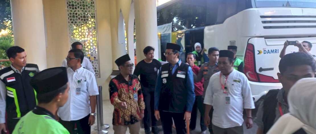 Inspektur Kemenag RI, Faisal Ali Hasyim saat meninjau Asrama Haji Sudiang Makassar. Inspektur Kemenag RI, Faisal Ali Hasyim saat meninjau Asrama Haji Sudiang Makassar.