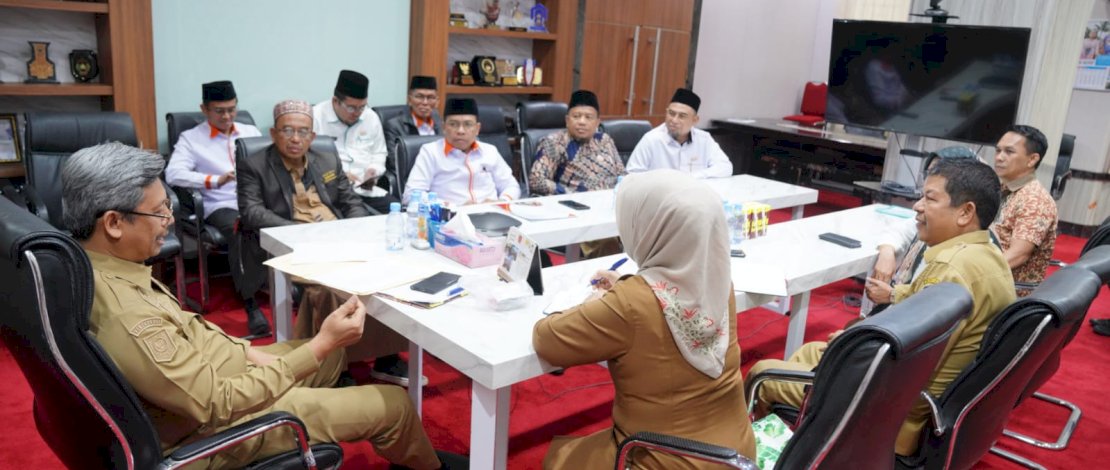 Pengurus DKM Sulsel saat rapat dengan Pj Sekda Sulsel. (IST)