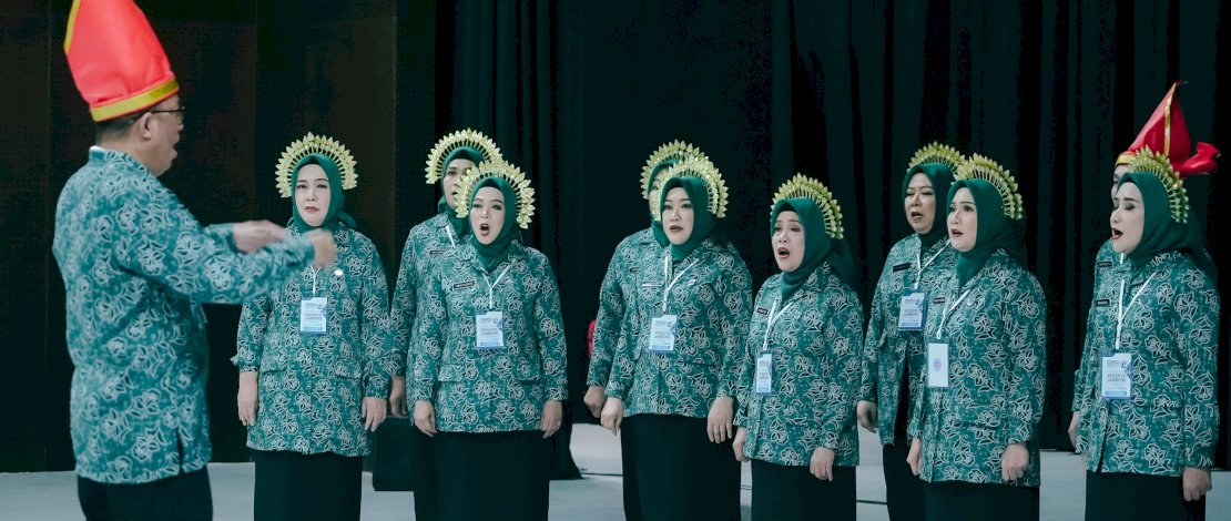 TP PKK Kota Makassar mengikuti Lomba Paduan Suara pada Jambore Nasional Peringatan Hari Kesatuan Gerak (HKG)  PKK ke-52 Tingkat Nasional, di Gedung Kesenian Balekambang Kota Solo, Selasa, 14 Mei 2024. 