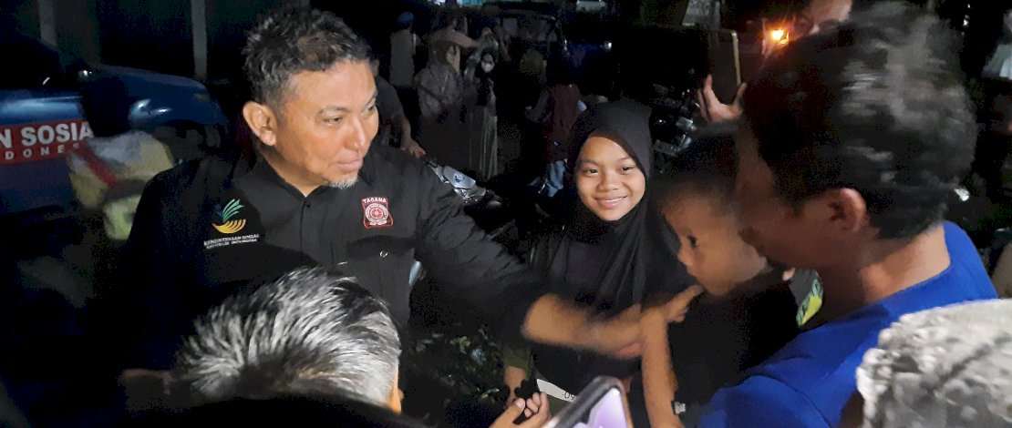 Kepala Dinas Sosial Malik Faisal saat mengunjungi korban banjir dan longsor Luwu di posko pengungsian, Selasa malam, 14 Mei 2024.