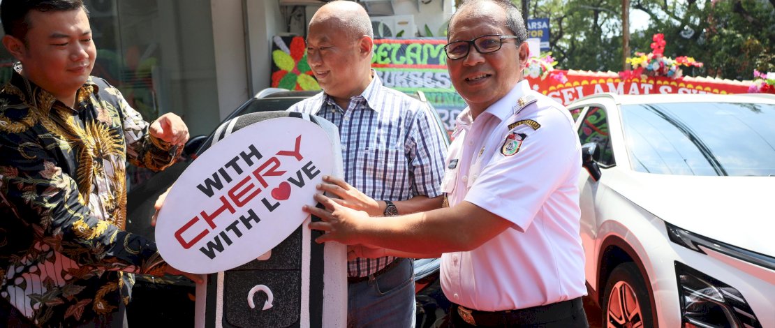 Danny Pomanto menggunting pita dan menyerahkan kunci secara simbolis kepada pembeli mobil pertama di Showroom Chery Veteran.