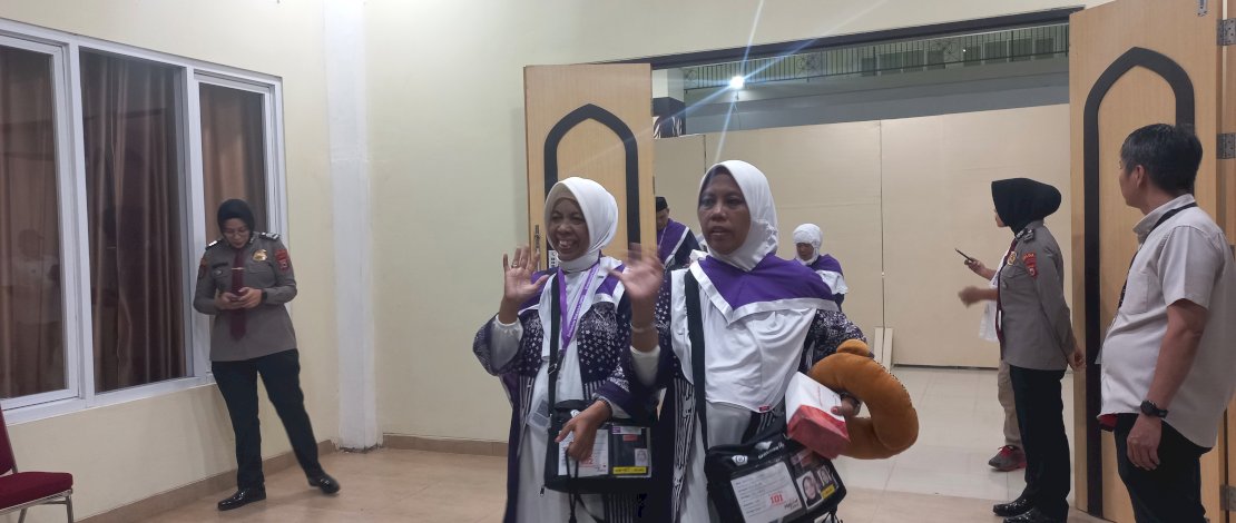 Jemaah haji kloter 5 asal Gowa kembali diberangkatkan ke Madinah, Arab Saudi. Jemaah haji kloter 5 asal Gowa kembali diberangkatkan ke Madinah, Arab Saudi.