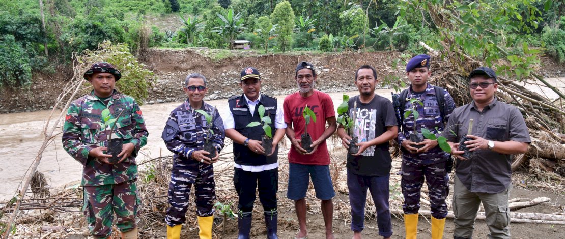 Pj Gubernur Sulsel Bhtiar Baharuddin bersama warga melakukan penghijauan.